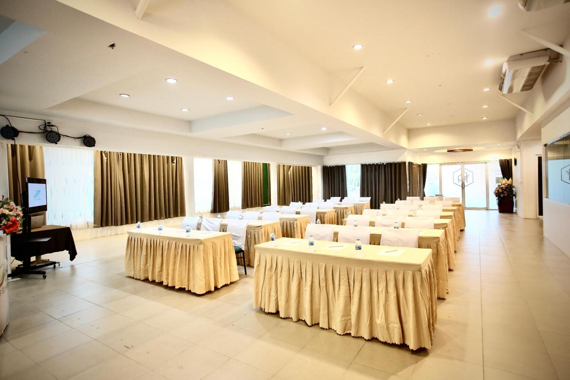 A-Te Chumphon Hotel - Sha Plus Esterno foto